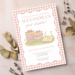 Puede incluir: Una invitación con estampado de cuadros rosas y blancos con el texto "ALEXANDRA'S first chapter!" y "ALEXANDRA IS TURNING ONE!". La invitación presenta ilustraciones de libros apilados y flores. Incluye detalles del evento: fecha, hora, lugar e información de confirmación.