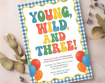 Könnte beinhalten: Eine rechteckige Geburtstagseinladungskarte mit blau-weißem Vichy-Karo-Rand und einem wellenförmigen gelben Rahmen. Der Text lautet Young, Wild, and Three! in bunten Buchstaben, gefolgt von den Details für den 3. Geburtstag.