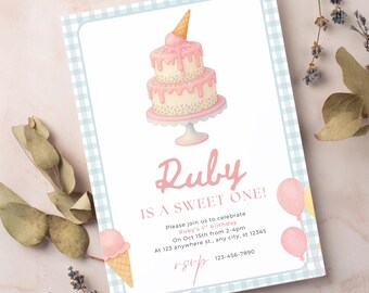 Peut inclure: Une invitation d'anniversaire avec une bordure vichy bleu clair. L'invitation présente un gâteau rose à deux étages avec des vermicelles et une glace. Le texte dit "Ruby IS A SWEET ONE!" et comprend les détails de la fête.