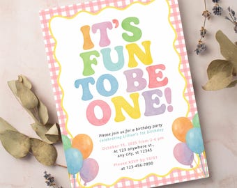 Plantilla editable de invitación para fiesta de primer cumpleaños "Diversión para ser una niña" / Tema divertido, alegre y colorido de cuadros rosas para el primer cumpleaños / Descarga instantánea