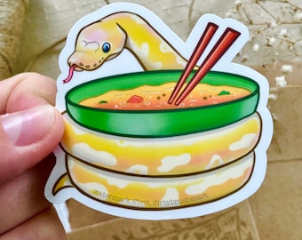 Banana Ball Python serpiente reptil sopa fideos comida tonta divertida - vinilo impermeable / pegatina a prueba de uv / calcomanía - decoración del tanque ramen dibujos animados