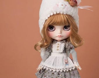 Set di abiti fatti a mano composto da cappello da coniglietta, vestito, sottoveste e grembiule per bambole Blythe in scala 1/6.