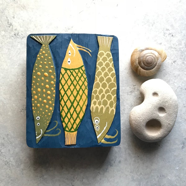 3 FISHES in YELLOW BLUE, carved in oak