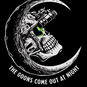 Könnte beinhalten: Schwarz-weiße Grafik eines Schädels mit Nachtsichtgeräten, vor einem Halbmond. Die Augen des Schädels leuchten grün. Der Text "THE GOONS COME OUT AT NIGHT" ist am unteren Bildrand aufgedruckt.