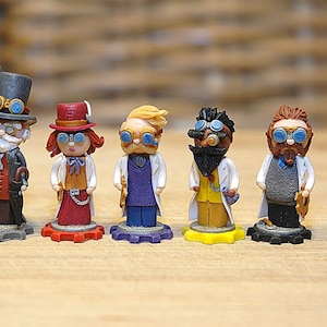 Puede incluir: Seis pequeñas figuritas pintadas a mano de personas que llevan gafas y sombreros. Las figuritas están de pie sobre pequeñas bases con engranajes. Las figuritas llevan todas batas de laboratorio blancas y tienen ropa de diferentes colores debajo.