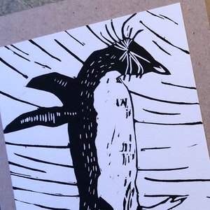 Carte pingouin - imprimée à la main - design unique - carte linogravure - impression lino pingouin rockhopper - carte de voeux vierge