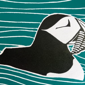 Carte macareux - imprimée à la main - design unique - carte linogravure - impression lino macareux - carte de voeux vierge