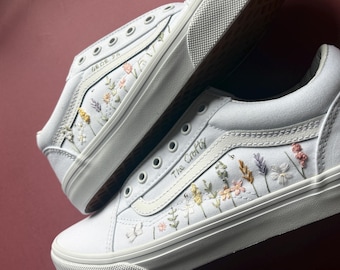 Vans Old Skool personalizadas con bordado, zapatillas de boda con estampado floral en tonos pastel.