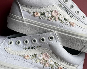 Zapatillas Converse nupciales bordadas, zapatillas de boda florales pintadas a mano, iniciales de fecha personalizadas.
