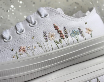 Zapatillas Converse de boda bordadas con flores silvestres, zapatos de novia, bordado floral en tonos pastel.