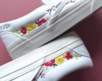 Vans con bordados a mano de flores silvestres, zapatillas nupciales personalizadas, amapolas y flores de cerezo.