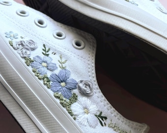 Zapatillas Converse de boda bordadas a medida, zapatillas de novia con margaritas azules.