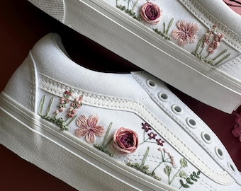 バーガンディとダークピンクの花柄ウェディングバンズ – ピンクと紫の花柄が手刺繍されたバンズ オールドスクール ブライダルシューズ
