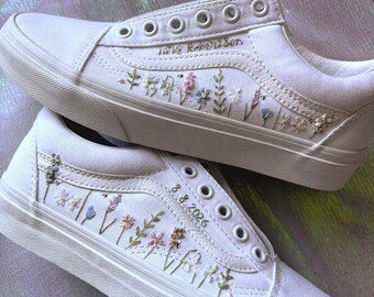 Vans Old Skool personalizadas con bordado de flores silvestres, zapatillas de novia en tonos pastel.