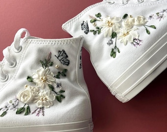 Converse con bordados florales, zapatillas de novia con perlas y cinta de seda