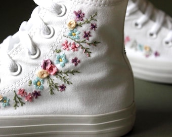 Zapatillas de boda florales bordadas a mano personalizadas, Converse de caña alta en tonos pastel.