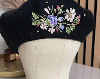 Boina de lana bordada a mano: Flores de cinta de seda de estilo vintage