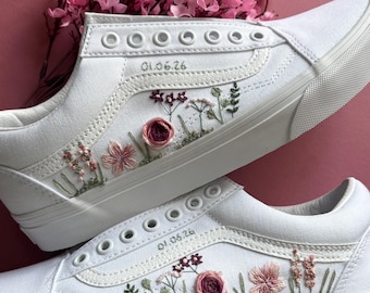 Vans personalizadas para bodas con estampado floral, zapatillas de tenis para novias, zapatillas de lona para novias en tonos pastel, zapatos de boda rosas para novias no tradicionales.