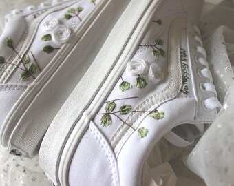 Zapatillas Vans Old Skool personalizadas bordadas con eucalipto, rosas blancas y verdes para bodas.