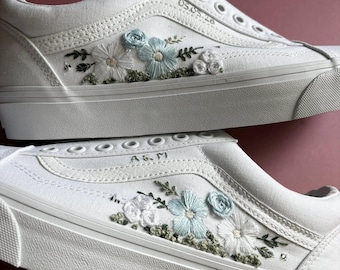 Zapatillas de boda personalizadas con bordado de margaritas: Zapatos de lona para novias, bordado floral azul.
