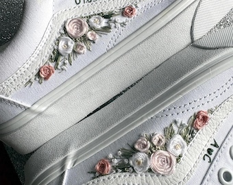 Zapatillas Converse nupciales bordadas, zapatillas de boda florales pintadas a mano, detalle de fecha personalizado.