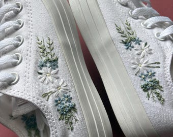 Zapatillas Converse de lona para boda con bordado floral a mano, zapatillas nupciales personalizadas con flores azules.