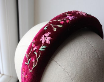 Diadema nupcial de terciopelo con flores de cinta de seda, corona floral de terciopelo bordada a mano, diadema romántica para el cabello de invitada de boda.