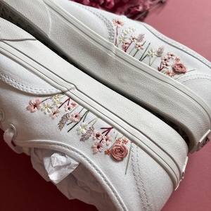 Benutzerdefinierte Kirschblüten-Hochzeits-Turnschuhe, handgestickte Braut-Vans oder Brautschuhe, einzigartiges Brautgeschenk