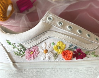 Zapatillas de boda florales bordadas a mano: Zapatos de novia personalizados