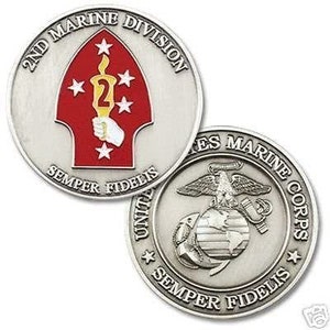 以下が含まれることがあります： 詳細なデザインの2つの銀貨。1つのコインには、トーチと「2ND MARINE DIVISION」と「SEMPER FIDELIS」の文字が入った赤いエンブレムがあります。もう1つのコインには、US Marine Corpsのエンブレムと「UNITED STATES MARINE CORPS」と「SEMPER FIDELIS」の文字が表示されています。