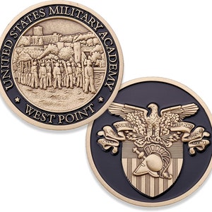 Puede incluir: Moneda de color bronce de dos caras. Un lado presenta un relieve detallado de soldados marchando frente a edificios, con el texto "UNITED STATES MILITARY ACADEMY WEST POINT". El otro lado muestra un águila sobre un escudo con texto.
