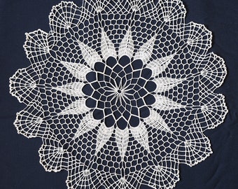 90年代のヴィンテージ、丸型ホワイトの小さなレースドイリー（かぎ針