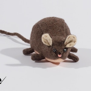Dolce piccolo topo marrone di peluche, topo di peluche, giocattoli per topi, topo di peluche, animali in feltro