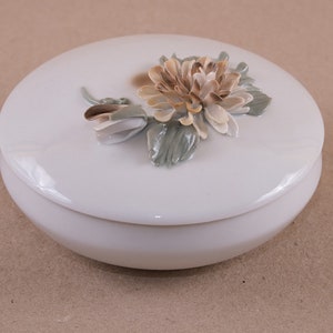 Jewelry Boxe, kleine Porzellan Schmuckschatulle mit einem Blumenornament, weißes Porzellan, selten