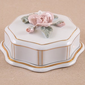 Jewelry boxe, small porcelain jewelry box with a floral ornament, white porcelain, rare