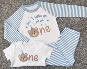 Ensemble pyjama et/ou t-shirt personnalisé Bear-y First Birthday pour les anniversaires. Inspiré du pique-nique des ours en peluche !