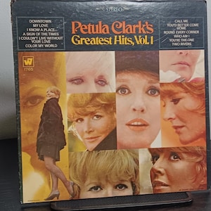 Peut inclure: Panneau en bois rustique avec l'inscription "Welcome to our home" en lettres blanches. Le panneau présente une finition vieillie et un design simple et accueillant, idéal pour un porche ou une entrée.