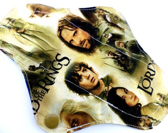 Panno 6.75" Salvaslip mini (ultra sottile). Cotone piatto, flanella, PUL. Stampa Personaggi Anelli.