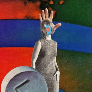 Peut inclure: Une femme avec un cercle bleu et rouge sur l'œil se tient devant deux gros comprimés ronds gris. Les comprimés ont un motif rectangulaire en relief sur le dessus.