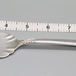 Bella forchetta da portata per carne fredda media e solida Oneida - Rosa damascena - Sterling 1946
