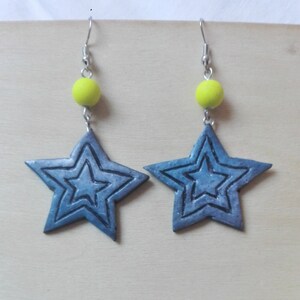 Stern Ohrringe, Sterne Schmuck, Lila Sterne Ohrringe, Violette Sterne Ohrringe, Violetter Schmuck, Lila Ohrringe, Sterne und Neon Perlen Ohrringe