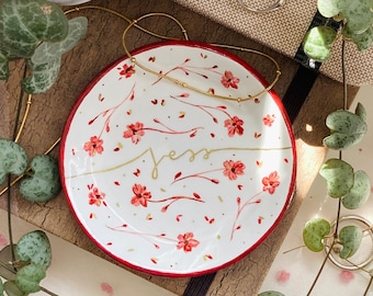 Plato con nombre floral personalizado, joyero, anillo, cuenco, regalo - Acuarela floral vintage burdeos, rojo y dorado