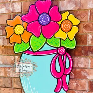 Accroche-porte floral : couronne de pots de fleurs peinte à la main, décoration printemps-été