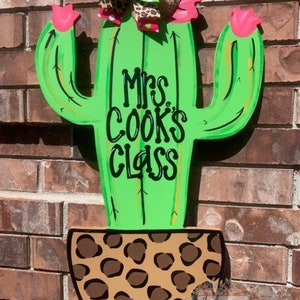 Accroche-porte léopard cactus : décoration de salle de classe en bois peinte à la main