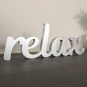 Sinal de corte de madeira relaxar, sinal de palavra positiva, decoração de casa, sinal de relaxamento do espaço de trabalho do escritório, sinal de prateleira rústica, letras de script