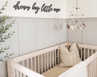 Bord Dream Big Little One, houten kinderkamer muurdecoratie, quote kunst boven wieg, quote kinderkamer muur, kinderkamer kunst aan de muur, je bent zo geliefd teken