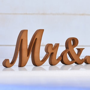 Eleganti cartelli in legno con la scritta Mr & Mrs per il tavolo principale al ricevimento di nozze. Cartello Mrs e Mr per il tavolo degli innamorati - MRMRSF2