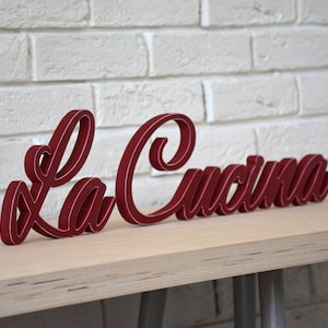 Cartel casero de la cocina La Cucina. Cartel de madera de restaurante italiano. Decoración rústica para el hogar. Decoración de letreros independientes. Letras de guión La Cucina