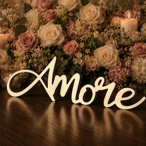 Letrero italiano Amore, recorte para mesa de boda de enamorados, letras cursivas que significan amor en italiano.