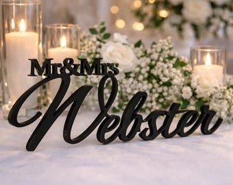 Aangepast bord met achternaam voor bruiloft, gepersonaliseerde heer en mevrouw berkenhout tafelbord, rustiek tafeldecor met liefje, naamuitsparing